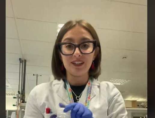 El truco viral de una estudiante para fabricar un extintor en casa
