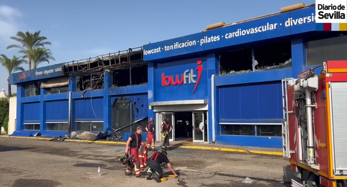 Gimnasio destruido por las llamas en Castilleja de la Cuesta