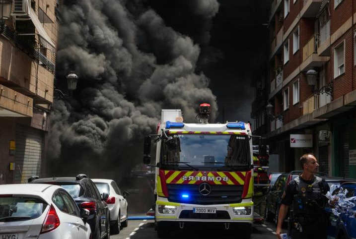 Controlado un incendio en un comercio situado en la avenida del Puerto