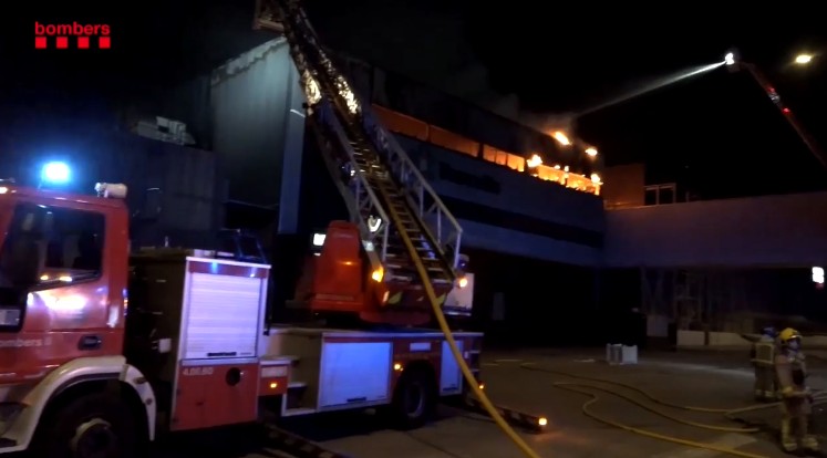 Sofocado el fuego en un grupo de naves cárnicas en Vic