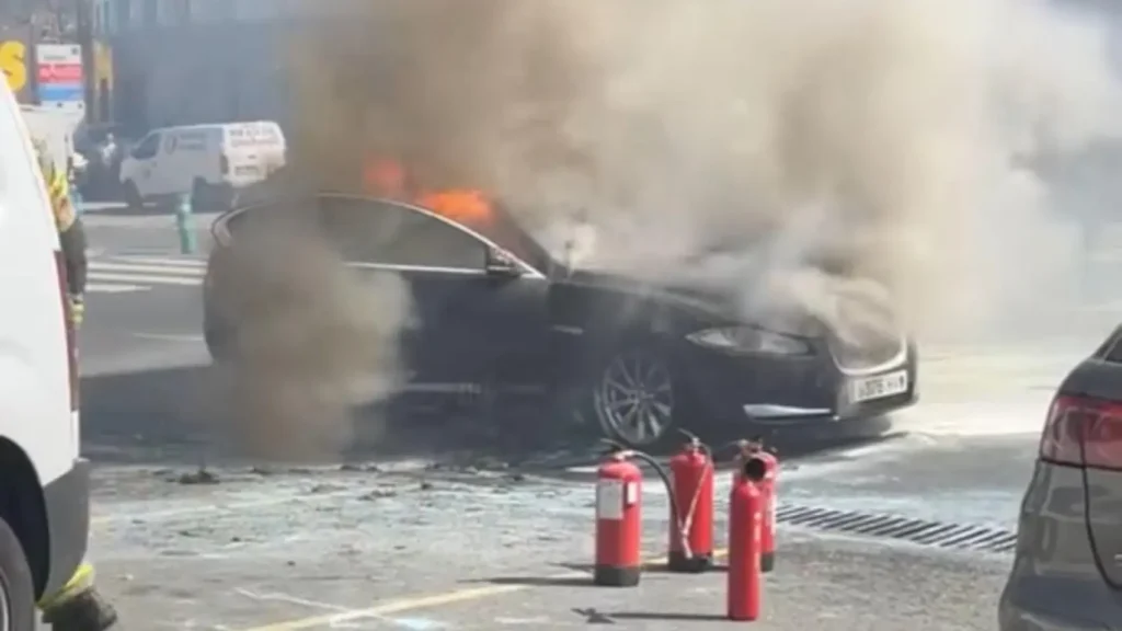 Incendio en un coche en el polígono de Pocomaco, A Coruña: El papel crucial de los extintores en situaciones de emergencia