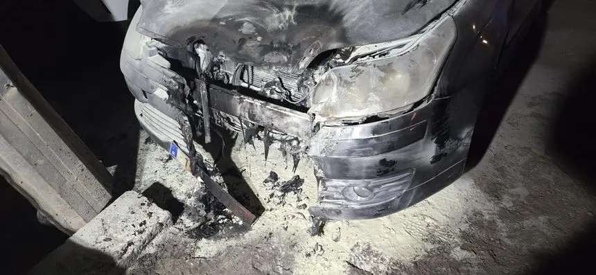 Intervención ciudadana sofoca incendio de coche en Arrecife