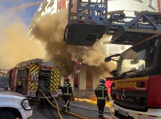 ¿Qué es un 'backdraft'? El riesgo oculto que pusó a los bomberos en alerta en Madrid