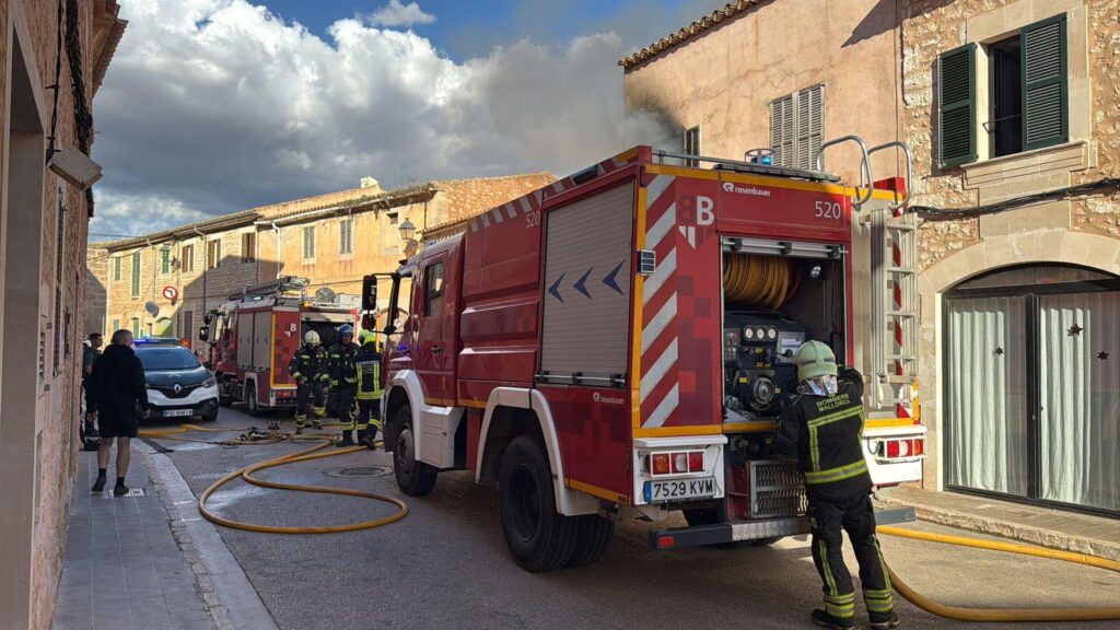 Fuerte incendio en Santanyí provoca el colapso de una vivienda