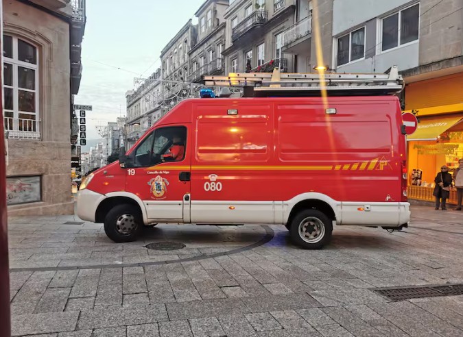 Tres personas hospitalizadas tras un incendio en Vigo causado por un colchón