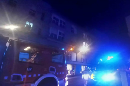 Incendio en la cocina de un piso: 3 dotaciones de bomberos acuden al rescate