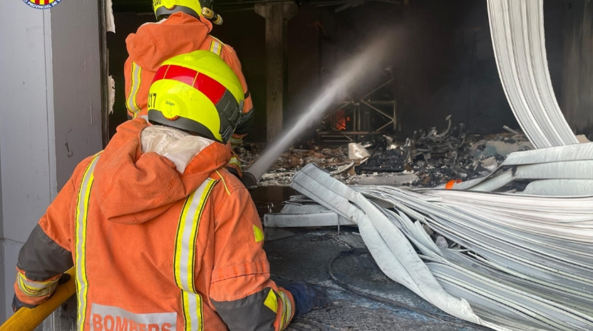 Incendio industrial en Albuixech: finaliza el confinamiento
