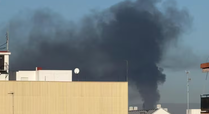 Humo sobre València: incendio en Quart de Poblet alarma a los vecinos