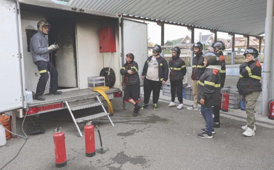 La escuela taller de Castrillón aprende a desenvolverse ante el peligro con seguridad