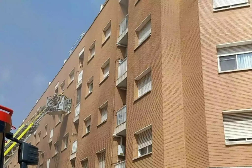 Evacuación por incendio en tienda de electrodomésticos: ¿Por qué es crucial un extintor CO2 5 kg en estos casos?