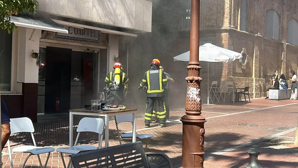 Incendio en Huelva: la cocina de un bar en el Paseo Santa Fe arde y pone en alerta a los vecinos