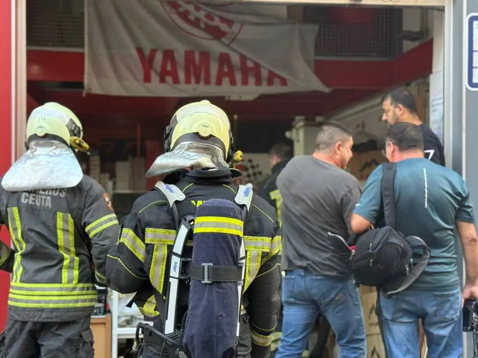 Rápida intervención evita un incendio mayor en un taller de la Marina