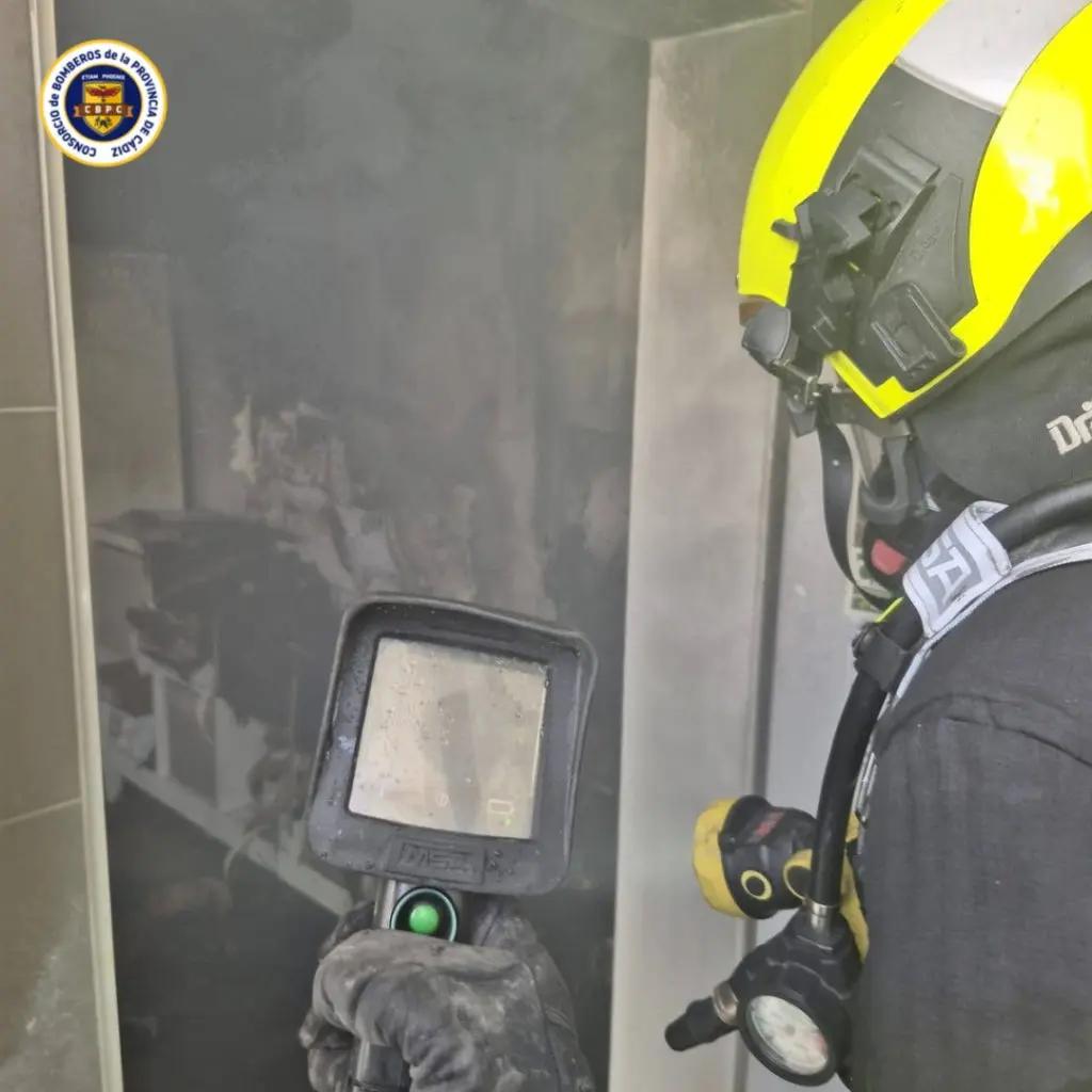Fuego desatado en vivienda de Chiclana deja daños cuantificados en el salón, sin heridos