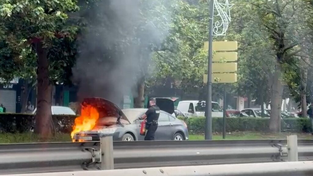 Un coche se incendia en plena avenida de Catalunya en Valencia: La rápida actuación de la Policía Local evita un incendio de mayores proporciones
