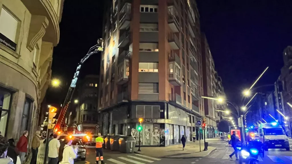 Incidente nocturno en la avenida Constitución: intervención rápida de los servicios de emergencia