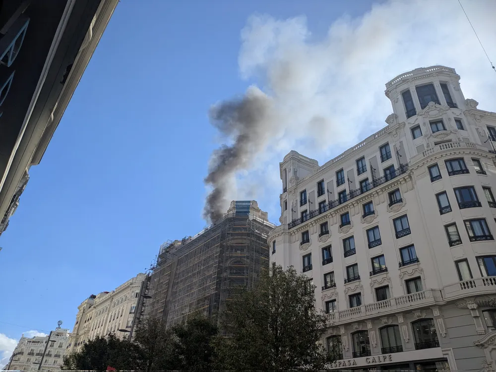 Gran incendio en la Gran Vía de Madrid paraliza la ciudad y moviliza a los equipos de emergencia