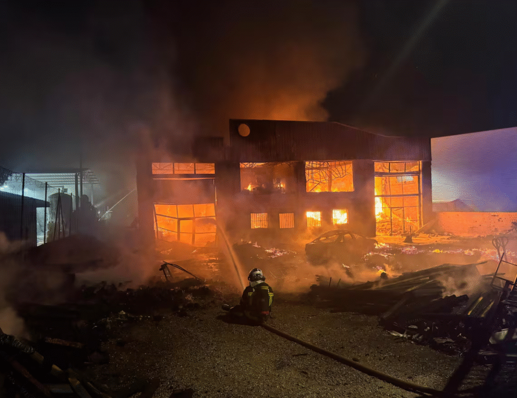 Fuego imparable en Griñón: los bomberos luchan contra las llamas en una nave industrial de 1.000 m²