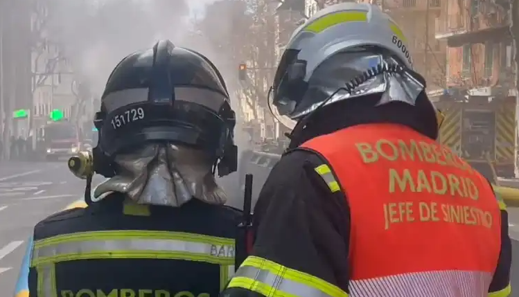 Desalojan un edificio tras el incendio de un local de cachimbas en Madrid