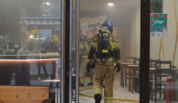 Sobresalto en Ribeira: un incendio en pleno centro urbano obliga a evacuar un restaurante