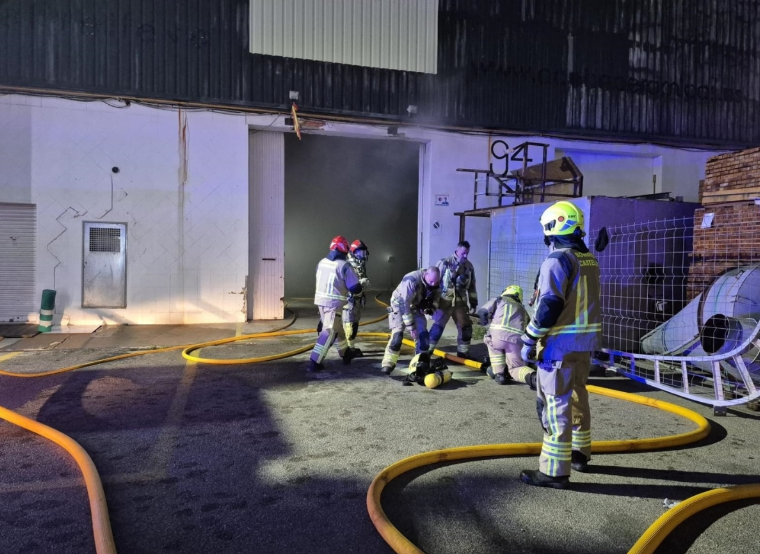 Grave incendio en una nave de Castellón vinculada al sector maderero