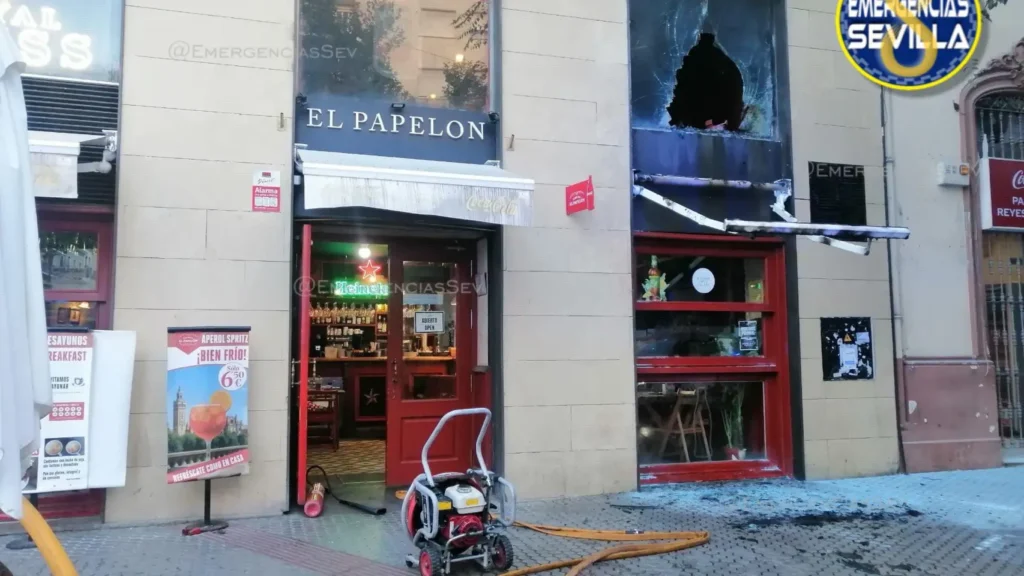 Incendio en un bar de Reyes Católicos (Sevilla) a primera hora del martes