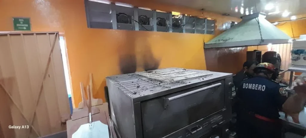 Emergencia controlada en restaurante de la Feria Xmatkuil 2025 gracias a la prevención y reacción inmediata