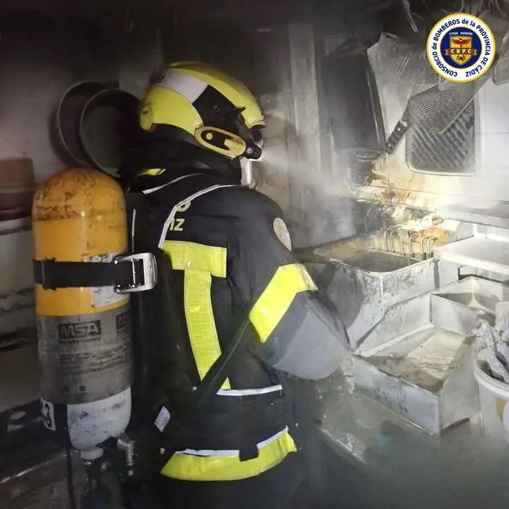 Incendio en un restaurante de Novo Sancti Petri pone en evidencia la importancia de la prevención en cocinas profesionales