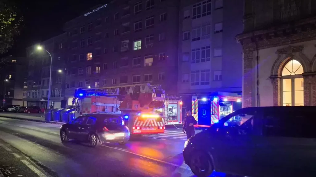 Hombre resulta intoxicado por humo en un incendio en Vilagarcía. Análisis detallado de la emergencia y de la actuación de los servicios municipales.
