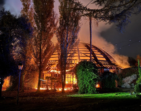 Incendio en el restaurante Mas Marroch de los Hermanos Roca: la madrugada que estremeció a Vilablareix: Los bomberos de la Generalitat logran estabilizar el fuego tras horas de intensa labor.
