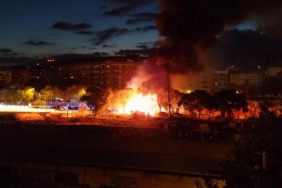 Incendio en el puente de Bac de Roda: análisis de un suceso que reabre el debate sobre la seguridad urbana. Una mirada profunda al incendio que ha sacudido Sant Andreu.