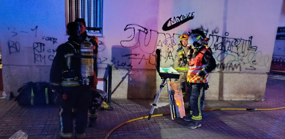 Ocho heridos en Badalona tras un incendio nocturno: análisis y medidas esenciales para reforzar la seguridad en viviendas. Impacto del incendio