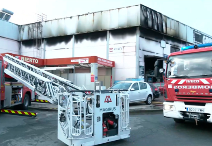 Bomberos controlan un aparatoso incendio en taller mecánico de Santiponce