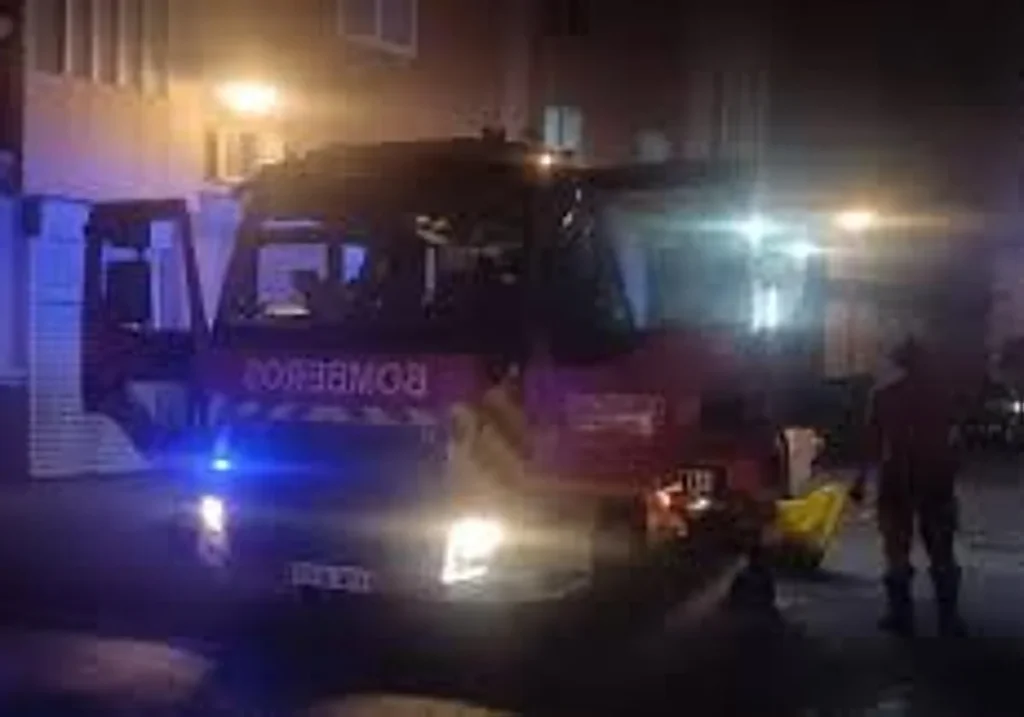 Alerta en Arrecife: Un hombre ingresa grave tras ser rescatado de las llamas. Respuesta coordinada y descripción detallada del suceso.
