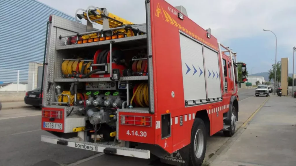 Incendio en ático de L’Hospitalet deja cinco heridos: análisis de seguridad y prevención esencial.