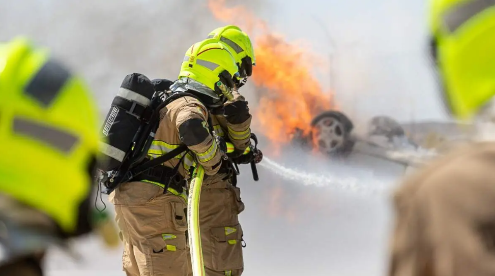 Fuego en una empresa de forrajes de La Puebla de Alfindén: las llamas visibles a varios kilómetros
