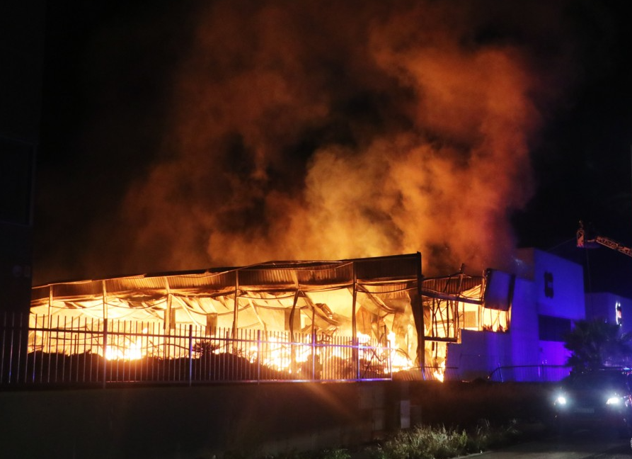 Arde una nave en el polígono Finca Lacy: los bomberos luchan contra un fuego descontrolado