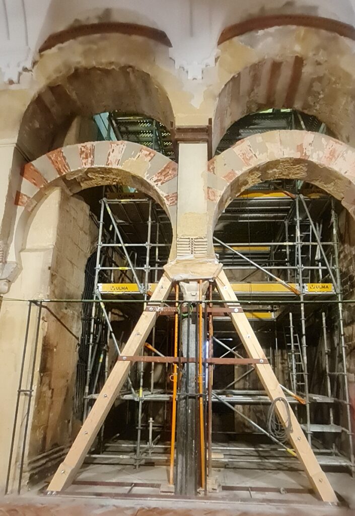 Restauración integral tras el incendio en la Mezquita de Córdoba. Intervención especializada en uno de los monumentos más emblemáticos del patrimonio andalusí.