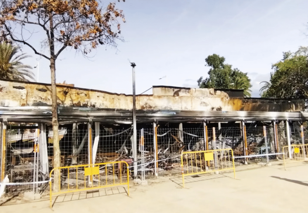 El restaurante del Bogatell sigue abandonado un mes después del incendio