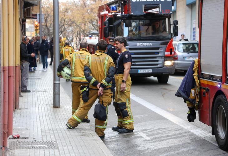 Incendio contenido en un edificio residencial de Palma. Desalojo preventivo tras una intensa humareda.