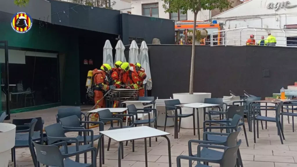 Rápida respuesta de los bomberos ante un conato de incendio en el restaurante El Rovellet de l'ou de Ontinyent