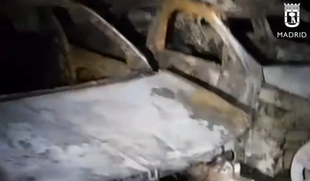 Calculan graves daños materiales tras el incendio de siete coches en La Latina. Un suceso que vuelve a poner el foco en los garajes comunitarios.