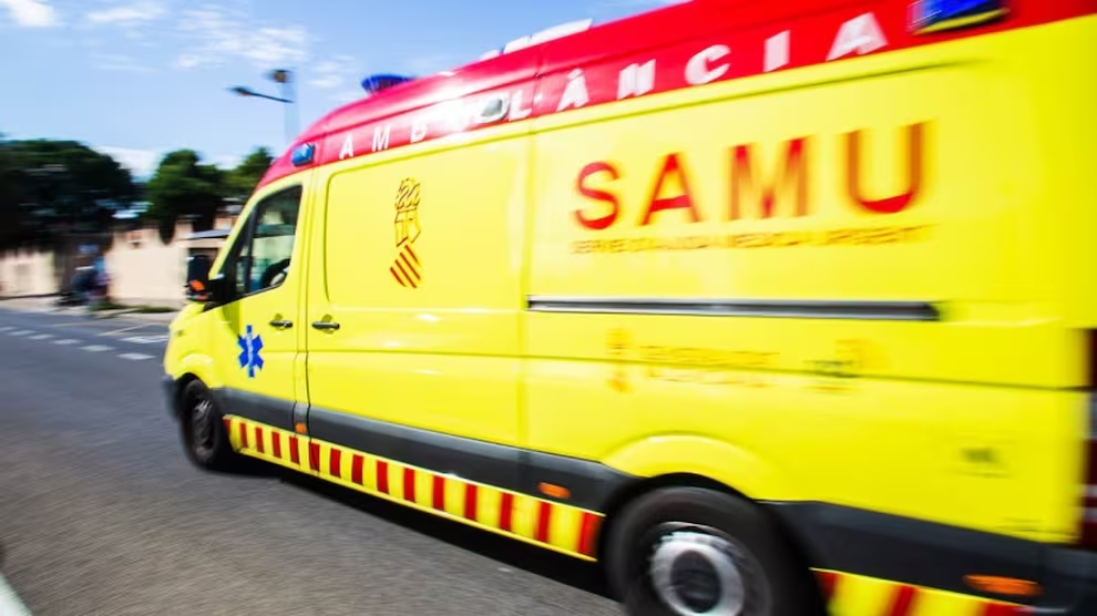 Fuego en una vivienda de Burriana: dos afectados y cuantiosos daños materiales. Intervención de emergencia.