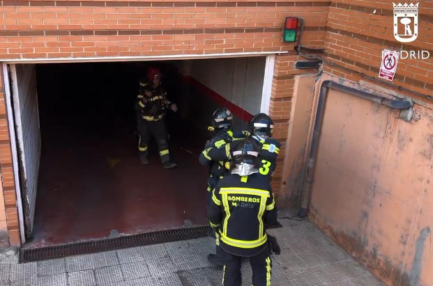 Garaje de Villaverde afectado por incendio: vehículos destruidos y daños en instalaciones