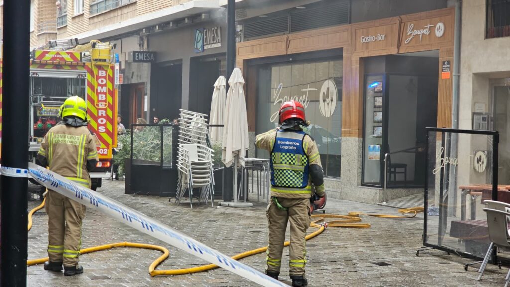 Incendio en un bar del centro de Logroño genera alarma y moviliza numerosos equipos de emergencia. Un incidente que pone el foco en la prevención