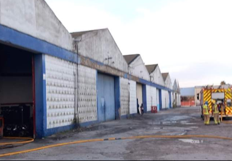 Nave industrial en La Canonja arde por completo y destruye 25 coches