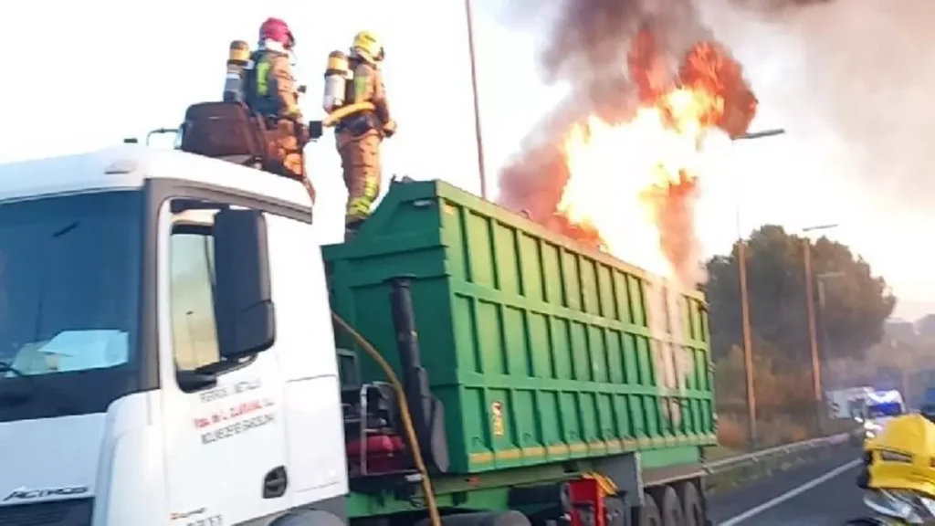 Incendio en la B-30 provoca un colapso en la movilidad del Vallès. Un suceso que paraliza las principales vías metropolitanas.