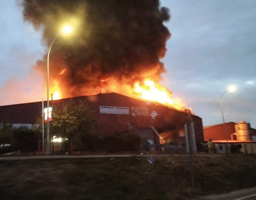 Una explosión provoca tres heridos graves y arrasa una fábrica en un polígono industrial de Caldes de Montbui