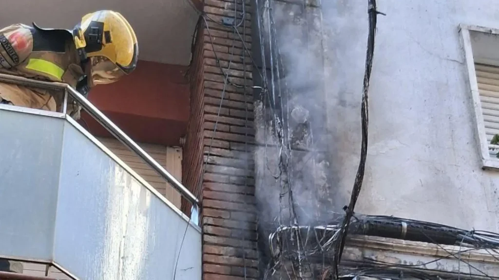 Incendio en una fachada de L’Hospitalet tras fallar una caja de luz