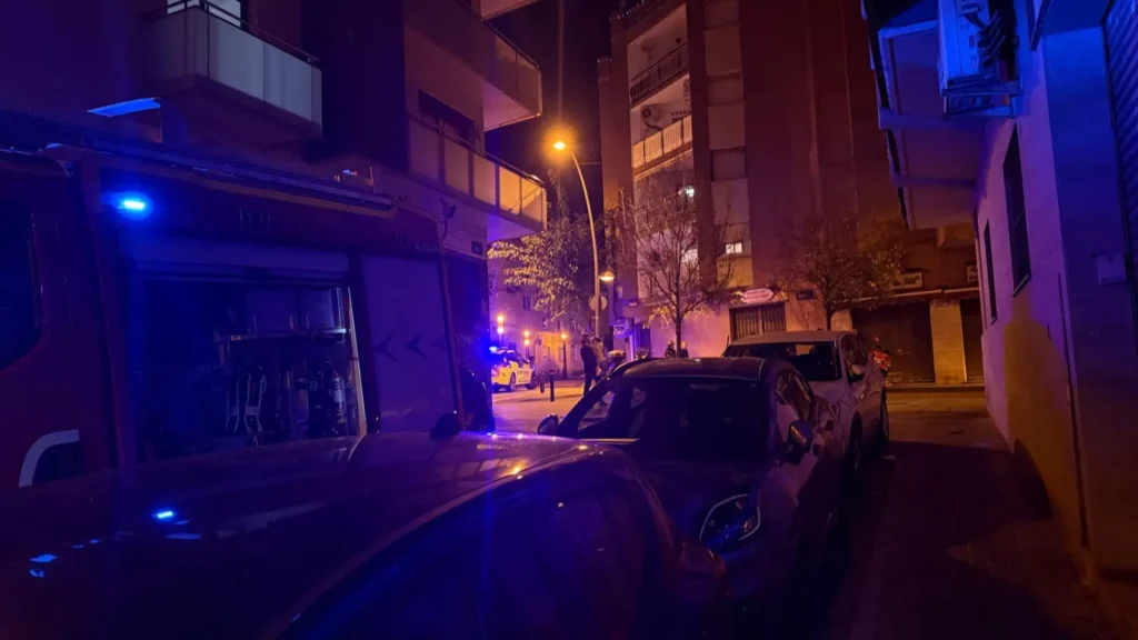 Un policía fuera de servicio apaga un incendio doméstico en Badalona con una intervención decisiva