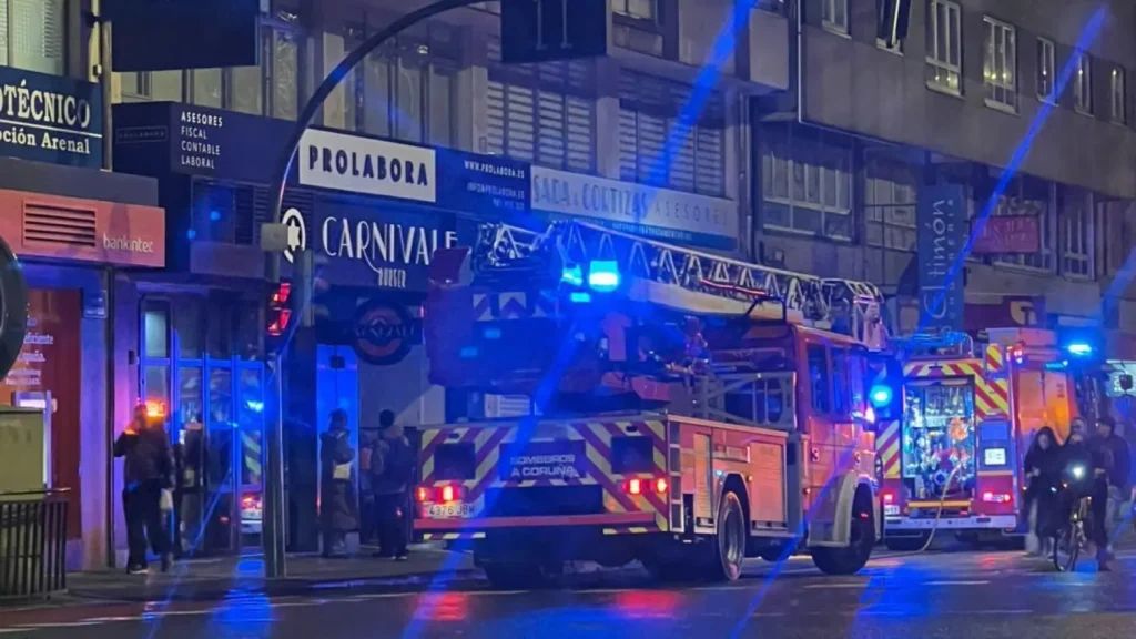 Intervención nocturna por incendio en una hamburguesería de A Coruña. Actuación coordinada de los servicios de emergencia en la calle Ramón y Cajal.